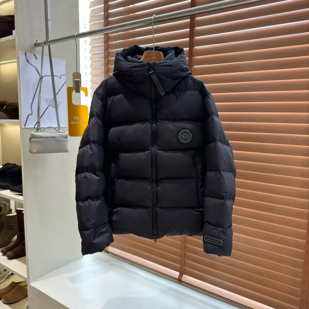 P900 top version Ouyang Nana second generation canad goose black label down jacket is a must-have in the world of goose black label down jacket! The latest designer styles! The goose down jacket has always been a popular element of fashion and is loved by experts from all walks of life! Fashionable hooded cut, high-end customer-supplied fine goose down with high resilience, smooth zipper, strong and firm, pockets on both sides, can store small items, free your hands, no worries about going out, and can also meet the need of putting hands in pockets. "It's a big goose, and it can be used as a group uniform by many celebrities. This down jacket uses a double-layer anti-down lining design, which has strong windproof performance and will be very warm in winter! New standard 90% goose down filling, high fluffiness, windproof hooded design. When walking outdoors, pull the collar to the highest position, put your hands in the pockets and it will be very warm. It can be easily controlled by all body types! Equipped with an elastic snow skirt inside, it is designed to provide better wrapping. The simple and neat style design highlights the masculine temperament. The unbeatable style is classic and never goes out of style. It is warm and practical, and it is versatile! You can enter with your eyes closed!